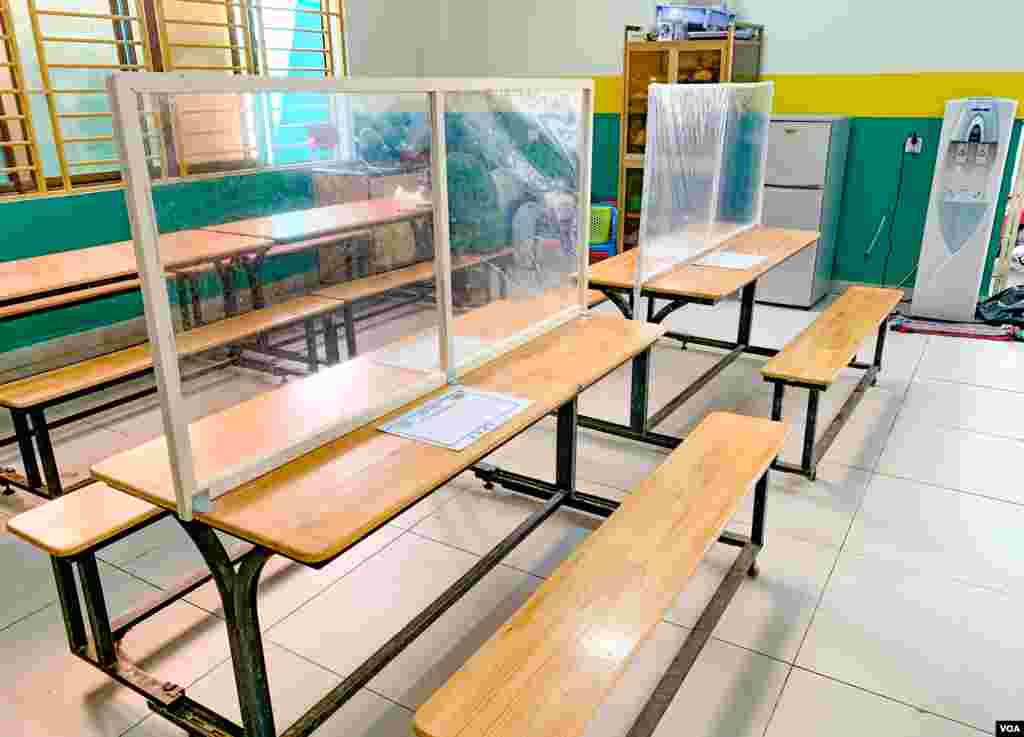 សកម្មភាព​រៀបចំ​ដាក់​ឲ្យ​មាន​គម្លាត​នៅតាម​ទីធ្លា និង​ក្នុងថ្នាក់​របស់​សាលារៀន​វ៉េស្ទឡាញន៍ នៅទីក្រុងភ្នំពេញ ថ្ងៃទី​៧ ខែកក្កដា ឆ្នាំ​២០២០។ (ធីតា វីន/វីអូអេ)