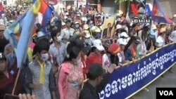 បាតុករ​​កាន់បដា​ដែល​សរសេរ​ថា «ទាមទារ​ឲ្យ​​កែទម្រង់​​ប្រព័ន្ធ​បោះឆ្នោត»។​