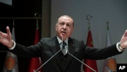 លោក​ប្រធានាធិបតី​តួកគី Recep Tayyip Erdogan ថ្លែង​សុន្ទរកថា​ទៅ​កាន់​អ្នក​គាំទ្រ​នៅ​ក្នុង​ក្រុង Ankara កាលពី​ថ្ងៃទី២២ ខែតុលា ឆ្នាំ២០១៨។