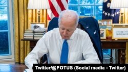 Američki predsednik potpisuje uredbu (Foto: Twitter/@POTUS)