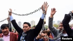 ইসলামাবাদে সাংবাদিকরা শিকল হাতে "নির্মম" আইনের বিরুদ্ধে প্রতিবাদ জানায়। ফটোঃ ২৮ জানুয়ারি, ২০২৫।