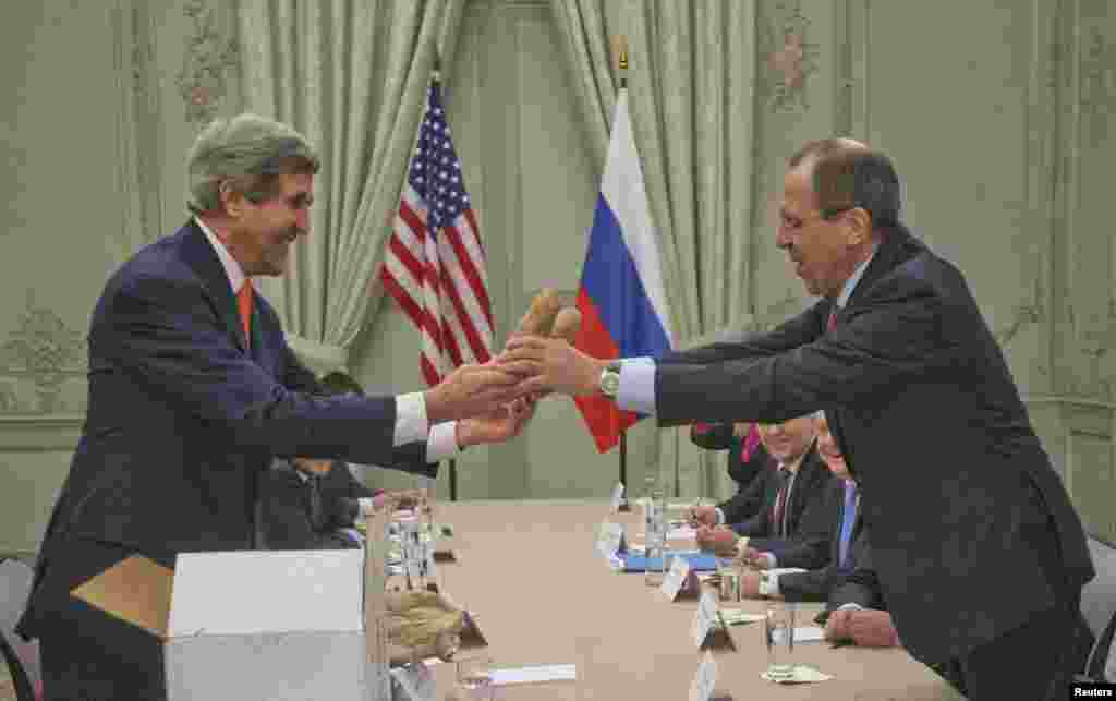 U.S. Secretary of State John Kerry (L) gives a pair of Idaho potatoes as a gift to Russia&#39;s Foreign Minister Sergei Lavrov at the start of their meeting at the U.S. Ambassador&#39;s residence in Paris, France.