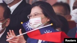 Presiden Taiwan Tsai Ing-wen di Taipei, Taiwan, 10 Oktober 2021. Lima anggota parlemen AS bertemu dengan Tsai Ing-wen pada Jumat (26/11) pagi, dalam kunjungan mendadak. (Foto: REUTERS/ Ann Wang)