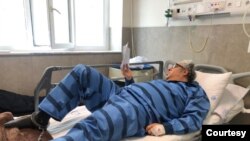 بکتاش آبتین، شاعر زندانی، زنجیر شده بر تخت بیمارستان؛ عکس از توییتر محمد رسول‌اف