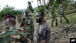 Un présumé combattant des FDLR arrêté par les rebelles du M23, de retour d'une incursion au Rwanda pès de Kibumba, au nord de Goma, le 27 novembre 2012. 