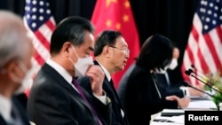 中共政治局委员杨洁篪（中）和中国外长王毅在阿拉斯加美中高层会谈上。（2021年3月18日） 