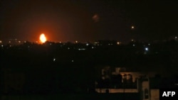 Api terlihat menyusul serangan udara Israel di kota Khan Yunis, di Jalur Gaza selatan, pada awal 23 Oktober 2020. Tentara Israel mengatakan dua roket ditembakkan dari Gaza ke Israel pada malam 22 Oktober. (Foto: AFP)