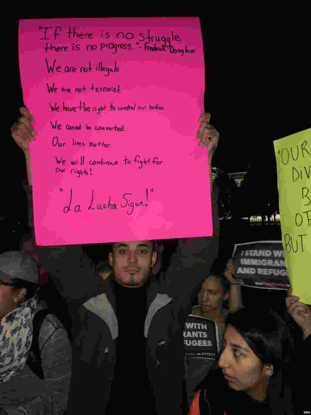 Para demonstran anti-Trump berkumpul dekat Gedung Putih di Washington, D.C. (10/11). (VOA/Jesusemen Oni)