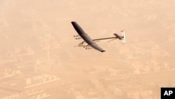 Pesawa bertenaga surya, "Solar Impulse 2" (Si2) saat tinggal landas dari bandara Abu Dhabi, UEA (9/3).