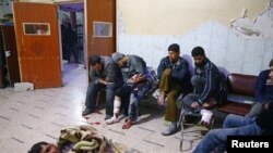 Des blessés dans la ville assiégée de Douma dans la Ghouta orientale, non loin de Damas, le 20 février 2018.