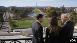 众议院院长瑞安在国会山议长办公室阳台与来访的当选总统川普和夫人俯瞰华盛顿国家大草坪