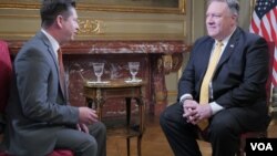 Le secrétaire d'Etat américain, Mike Pompeo, s'est entretenu avec le service espagnol de la VOA à Buenos Aires, en Argentine, où il participe au sommet du G-20, le 1er décembre 2018.