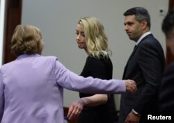 Amber Herd (u sredini) sa svojim advokatima posle čitanja presude u Ferfaksu u Virdžiniji, 1. jun 2022. (Foto: Reuters/Evelyn Hockstein/Pool)