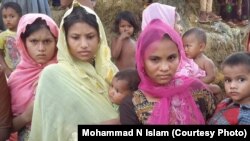 Tiga perempuan penyintas kekerasan di Rakhine beberapa jam setelah mereka tiba di Bangladesh, 28 Agustus 2017. 