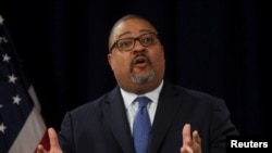 资料照片：对前总统唐纳德·特朗普提出重罪指控的纽约市地方检察官阿尔文·布拉格。