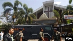 Polisi Indonesia melakukan penjagaan ketat terhadap Gereja Bethel Indonesia Sepenuh (GBIS) di Solo, pasca terjadinya serangan bom bunuh diri (25/9).