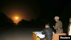 Pemimpin Korea Utara Kim Jong-un memberikan panduan lapangan selama latihan penembakan roket taktis yang dilakukan oleh satuan Angkatan Udara Rakyat Korea (KPA) di sektor barat di depan dalam foto yang dirilis oleh Kantor Berita Pusat Korea Korea Utara (KCNA ) di Pyongyang, 10 Juli 2014. (Foto: dok).