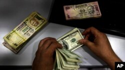 Meski mata uang rupee jatuh, Perdana Menteri India Manmohan Singh mengatakan bahwa negara-negara ekonomi baru sekarang memiliki kelengkapan yang lebih baik sehingga tidak akan jatuh pada krisis moneter seperti pada 1990an. (Foto: Dok)