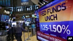 Un écran de télévision à la Bourse de New York montre la décision de la Réserve fédérale, 31 janvier 2018.