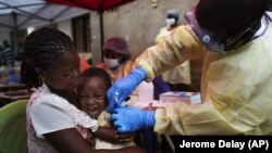 Seorang anak divaksinasi Ebola di Beni, Kongo, 13 Juli 2019. (Foto: AP/Jerome Delay)