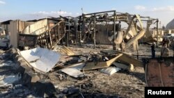 Tentara AS memeriksa lokasi yang terkena serangan misil Iran di pangkalan udara Ain al-Asad, di Provinsi Anbar, 13 Januari 2020.