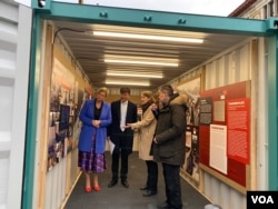 周锋锁和吾尔开希对柏林市议会议长以及组织方一同解释六四事件。(美国之音/李伯安)