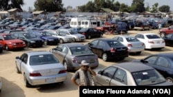 Un parc de vente de voitures d'occasion, à Cotonou, au Bénin, le 4 septembre 2016. (Ginette Fleure Adande/VOA)