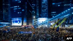 Demonstran berkumpul di kawasan Admiralty, Hong Kong, menyatakan kerisauan mereka karena pemerintah membatalkan pembicaraan dengan pemimpin protes (10/10/2014).