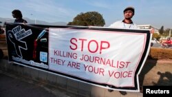 "Jurnalistlarni o'ldirishni bas qiling. Ular sizning ovozingiz", deyiladi mana bu yosh muxbirlar ko'tarib turgan plakatda. Islomobod, Pokiston.
