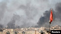 Asap membubung saat pertempuran antara militan ISIS dan pasukan Irak di pinggiran kota Mosul, Irak, 25 Februari 2017 
