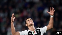 L'attaquant portugais de la Juventus, Cristiano Ronaldo, réagit lors du match de football italien de Serie A entre la Juventus et Bologne, au stade Allianz de Turin, le 26 septembre 2018.