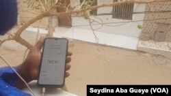  La radio est désormais plus écoutée sur les smartphones, comme ici à Dakar, Sénégal, le 13 février 2020. (VOA/Seydina Aba Gueye)