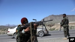 지난 17일 아프가니스탄 카불에서 군인이 검문소를 지키고 있다.