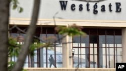 Seorang tentara Kenya tampak menyusur salah satu ruangan di pusat perbelanjaan Westgate di Nairobi, Kenya (24/9). 