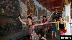 Turis-turis China berpose di Istana di Bangkok. (Foto: Dok)