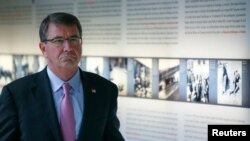 Menteri Pertahanan AS Ashton Carter diHolocaust Memorial di Berlin, Jerman (22/6). 