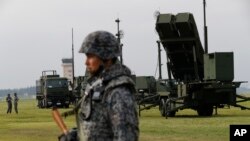 日本空军自卫队在东京郊区的美军横田军事基地展示PAC地对空洲际拦截器的训练。（2017年8月29日）