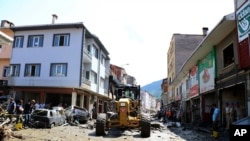  폭우로 홍수가 발생한 터키 보즈쿠르트주에서 14일 수해 복구 작업이 진행되고 있다. 