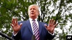 在前往亚利桑那州凤凰城前，特朗普总统在白宫南草坪向媒体发表讲话（2020年5月5日）。