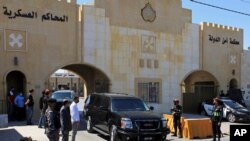 Bassem Awadallah, mantan penasihat kerajaan (dalam kendaraan), meninggalkan pengadilan keamanan negara setelah sesi pertama persidangan tertutupnya, di Amman, Yordania, 21 Juni 2021. (Foto: dok).