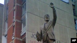 US Secretary of State Hillary Clinton visits the Bill Clinton statue in Pristina, accompanied by US Ambassador to Kosovo Christopher Dell, 13 Oct 2010