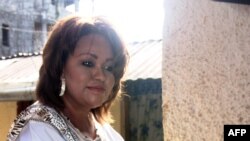 
La candidate de l'opposition, Marie-Madeleine Dioubate, dans un bureau de vote lors du premier tour de l'élection présidentielle à Conakry le 11 octobre 2015.
