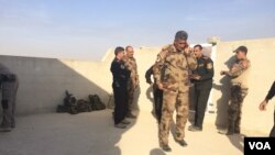 Tentara Irak dalam operasi kontraterorisme di pinggiran kota Mosul, Irak (12/11). (VOA/H. Murdock) l;