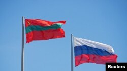 დნესტრისპირეთის რეგიონისა და რუსეთის დროშები ტირასპოლში