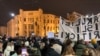 Zbog napada na studente, u utorak uveče je ispred Pravnog fakulteta u Beogradu protestovalo nekoliko hiljada akademaca i građana (Glas Amerike / S. Miljuš)