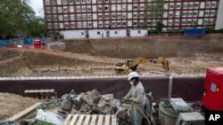 14일 스페인 마드리드의 한 건설 현장에서 작업이 재개됐다.