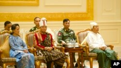 ប្រមុខ​ដឹកនាំ​នៃ​ប្រទេស​មីយ៉ាន់ម៉ា​ ចូលរួម​ពិធី​ប្រគល់​តំណែង​ដល់​លោក​ប្រធានាធិបតីថ្មី Htin Kyaw ចេញ​ពី​ប្រធានាធិបតី​ចាស់ គឺ​លោក Thein Sein កាល​ពី​សប្តាហ៍​មុន។