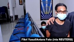 Kristen Gray, warga negara AS, yang mencuit soal gaya hidup di Bali dan LGBT, setelah diperisa di Kantor Imigrasi di Denpasar, Bali, Selasa, 19 Januari 2021. (Foto: Antara Foto/ Fikri Yusuf via Reuters)