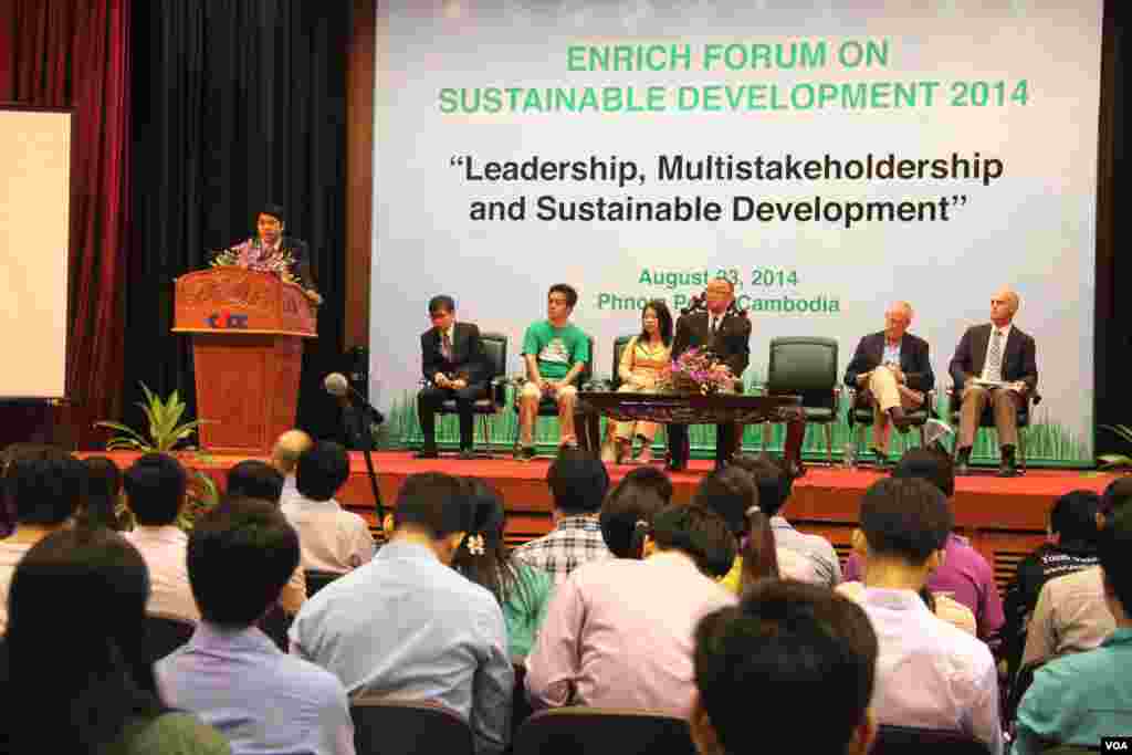 Mr. Say Mony, VOA Khmer TV-Video Unit Coordinator in Cambodia, gives a welcome remark. VOA is one of the financial supporters of this forum. (Nov Povleakhena/VOA Khmer)