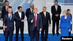 Presiden AS Donald Trump memberi isyarat saat para pemimpin negara anggota NATO bersiap untuk foto bersama pada permulaan pertemuan puncak NATO di Brussels, Belgia, 11 Juli 2018.